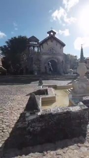 En el corazón de Altos de Chavón, donde cada rincón respira historia y encanto, celebramos una boda simplemente inolvidable 🤍✨  Un escenario de ensueño, rodeado de arquitectura mediterránea, vistas espectaculares y una atmósfera mágica que convirtió cada momento en un recuerdo eterno. Desde la ceremonia hasta cada detalle de la decoración, creamos una experiencia llena de elegancia, amor y distinción.  Porque no se trata solo de un evento… se trata de vivir un momento único en un lugar que lo hace todo aún más especial 💫  #BodaDeEnsueño #AltosDeChavon #WeddingPlanner #EventosDeLujo #CasaDeCampo DecoraciónDeEventos LoveStory