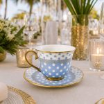 Taza de porcelana con lunares y plato