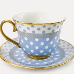 Taza de porcelana con lunares y plato