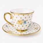 Taza de porcelana con lunares y plato
