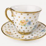 Taza de porcelana con lunares y plato