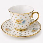 Taza de porcelana con lunares y plato