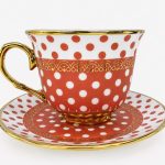 Taza de porcelana con lunares y plato