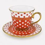 Taza de porcelana con lunares y plato