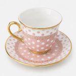 Taza de porcelana con lunares y plato