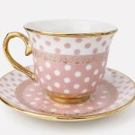 Taza de porcelana con lunares y plato