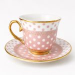 Taza de porcelana con lunares y plato
