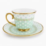 Taza de porcelana con lunares y plato