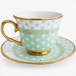 Taza de porcelana con lunares y plato